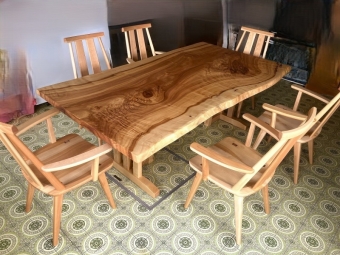 新潟市のS様邸へ205幅一枚板栃材ダイニングテーブルセット、165幅一枚板クルミ材フロアテーブルをお届けしました！