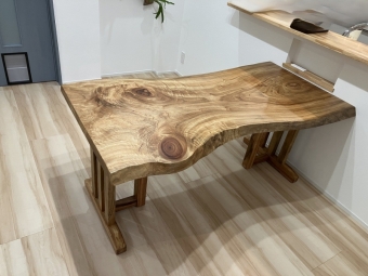 新潟市のA様邸へ167幅一枚板楠材ダイニングテーブル、132幅一枚板栃材フロアテーブルをお届けしました！