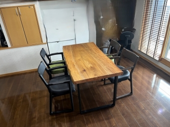 見附市のT様邸へ152幅一枚板プラタナス材ダイニングテーブル、スポットチェアをお届けしました！