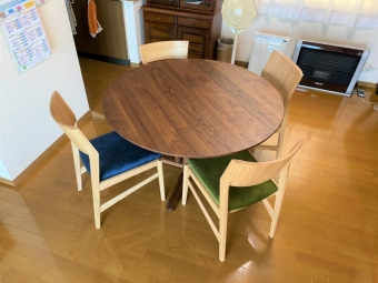 新潟市のF様邸へ120丸ウォールナット材ダイニングテーブル、腰にやさしい椅子をお届けしました！！