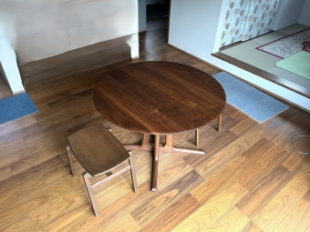 新発田市のT様邸へ105丸ウォールナット材ダイニングテーブル、スタッキングスツールをお届けしました!