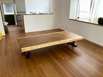 新潟市のT様邸へ196幅一枚板モンキーポット材フロアテーブルをお届けしました!