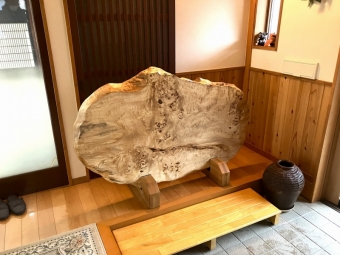 村上市のW様邸へ151幅一枚板ポプラ材だ円天板を衝立用としてお届けしました!